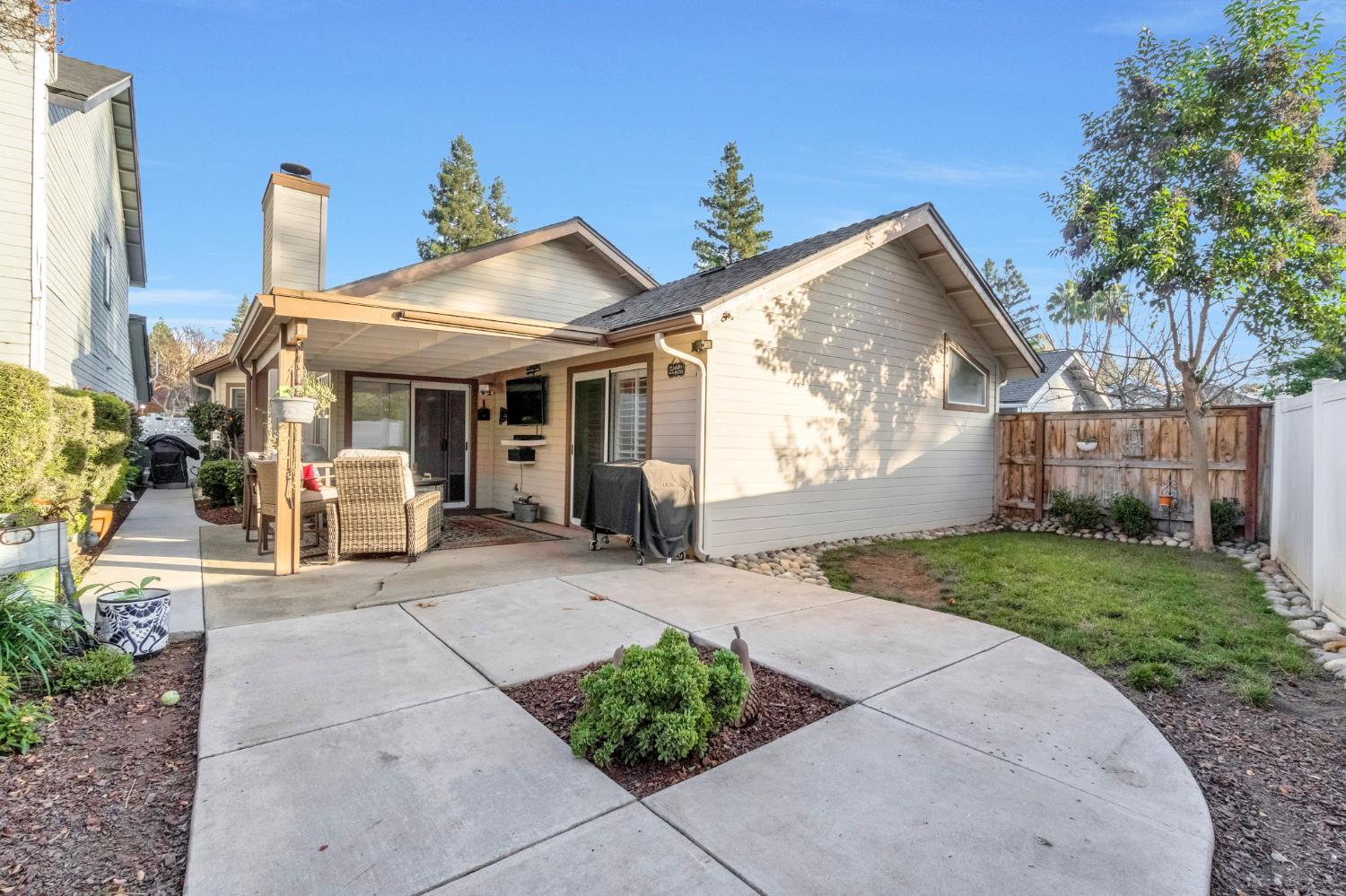 9150 N Woodlawn Dr, Fresno, CA 93720