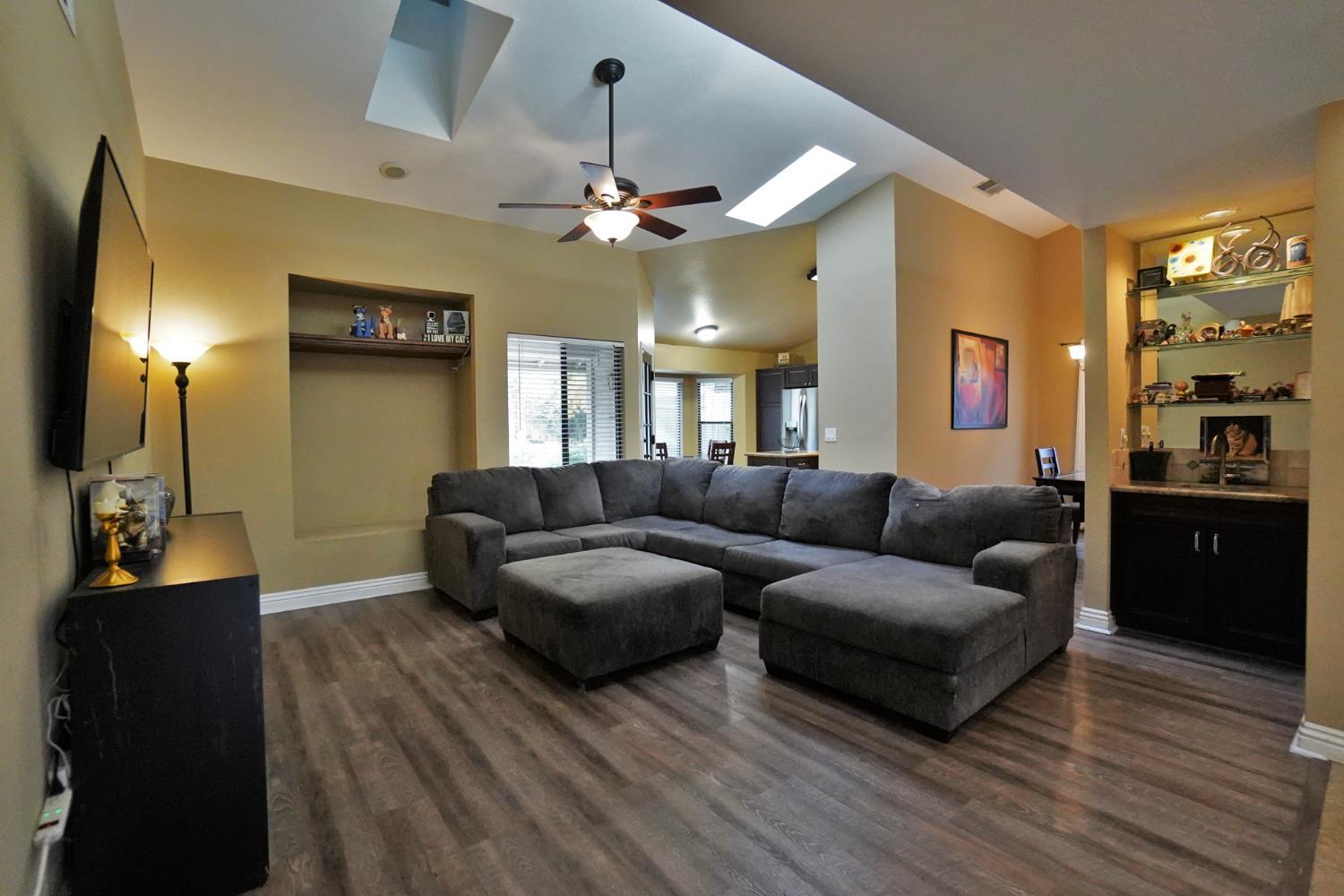 1230 W Sierra Ave, Fresno, CA 93711