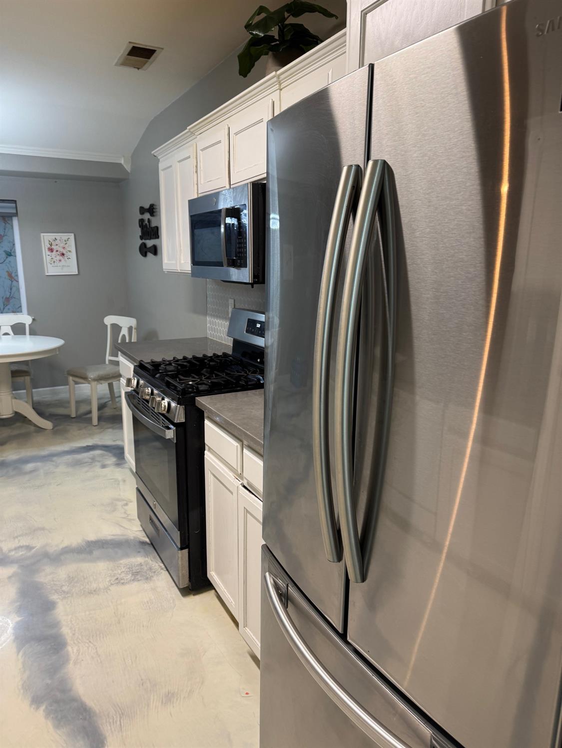 5626 W Carmen Ave, Fresno, CA 93722