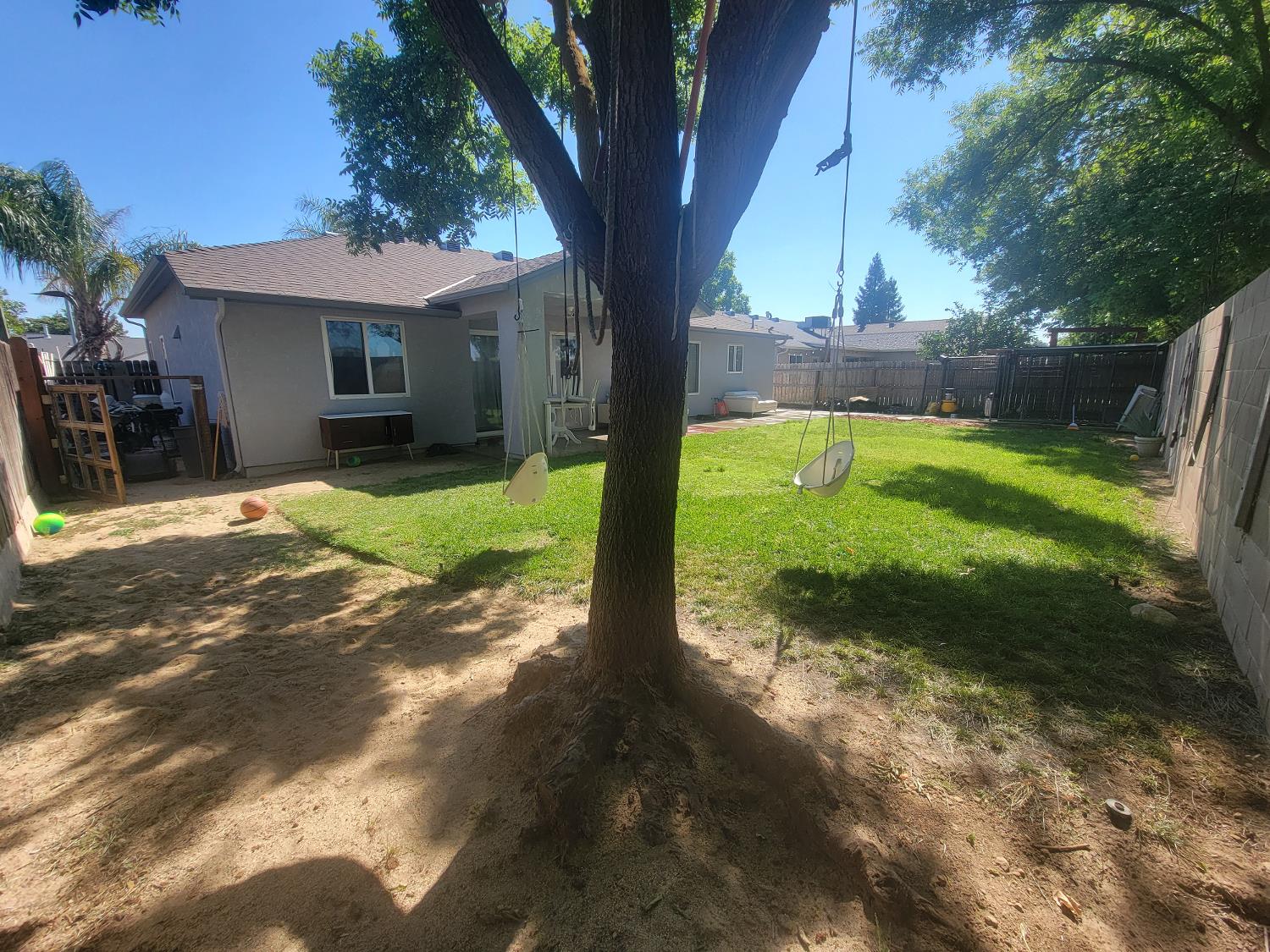 5626 W Carmen Ave, Fresno, CA 93722
