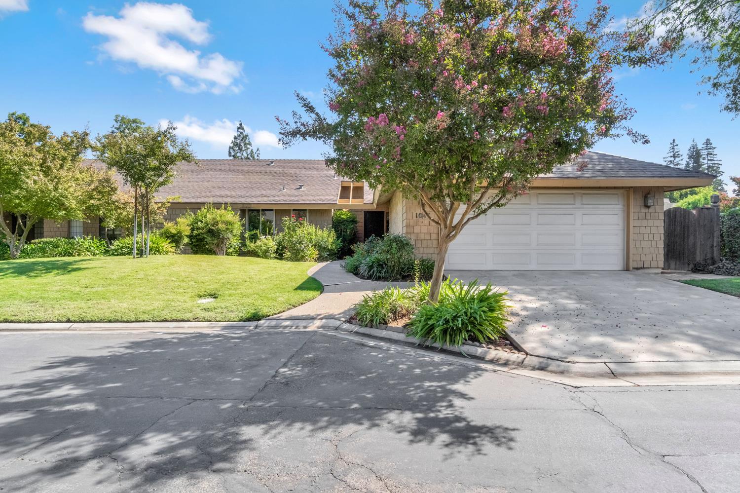 1041 W Sierra Ave, Fresno, CA 93711