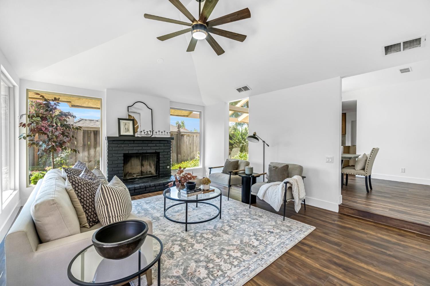 1041 W Sierra Ave, Fresno, CA 93711