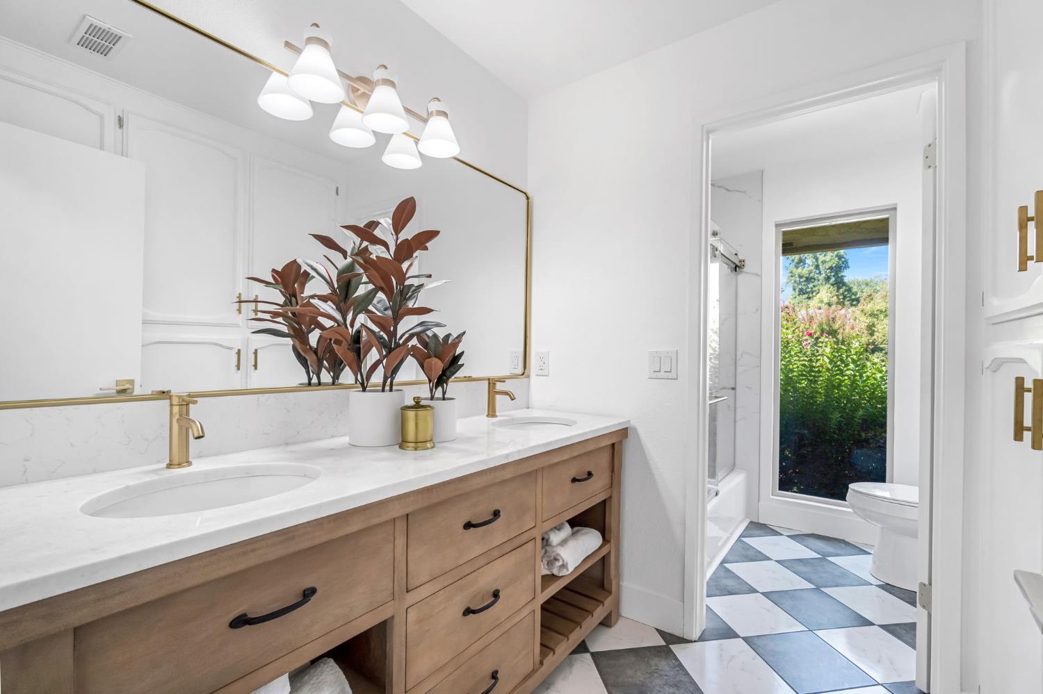 1041 W Sierra Ave, Fresno, CA 93711