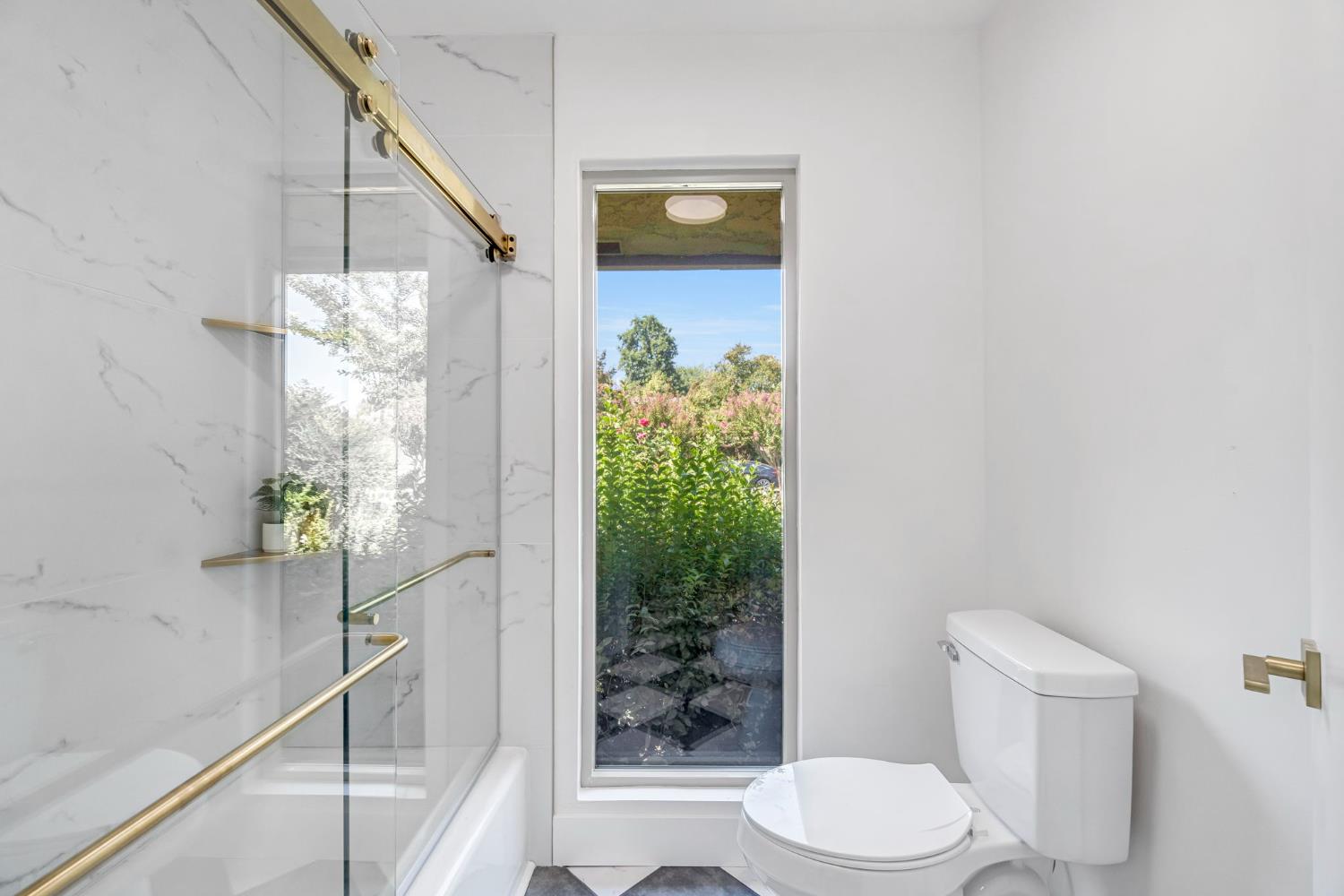 1041 W Sierra Ave, Fresno, CA 93711