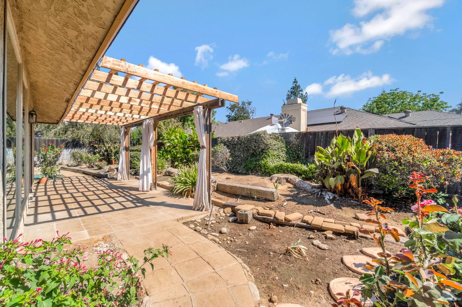 1041 W Sierra Ave, Fresno, CA 93711