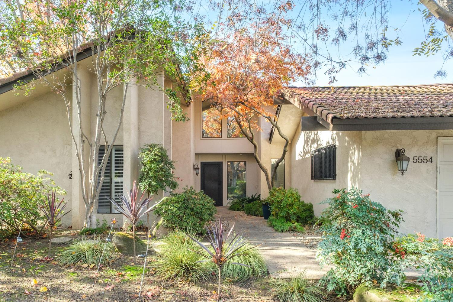 5554 N El Adobe Dr N, Fresno, CA 93711