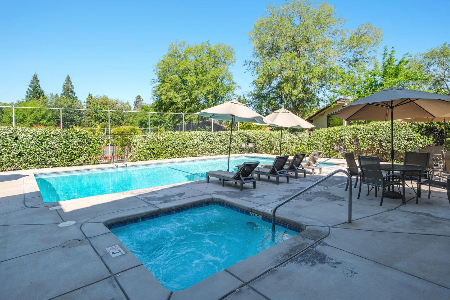 5554 N El Adobe Dr N, Fresno, CA 93711