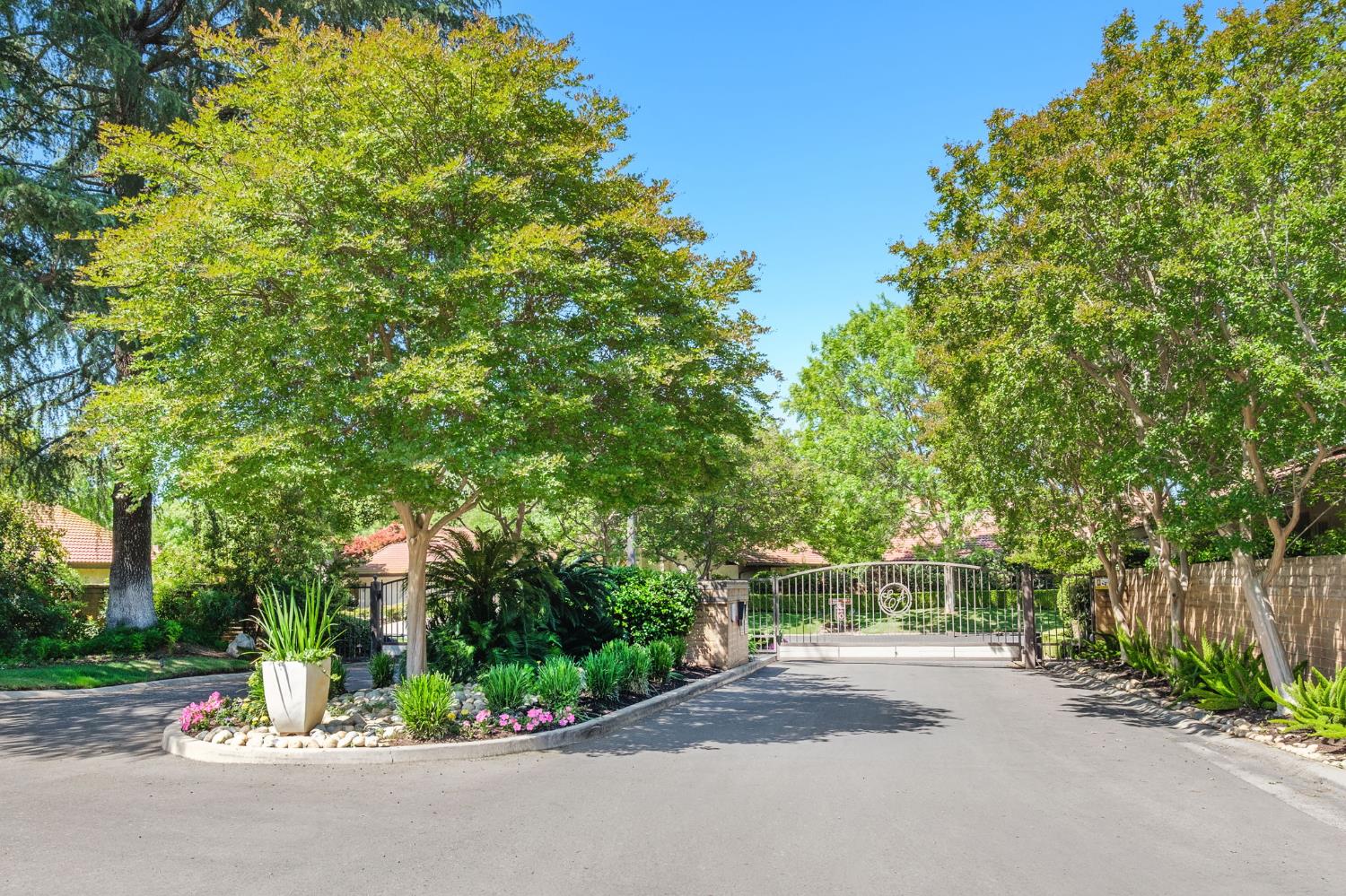 5554 N El Adobe Dr N, Fresno, CA 93711