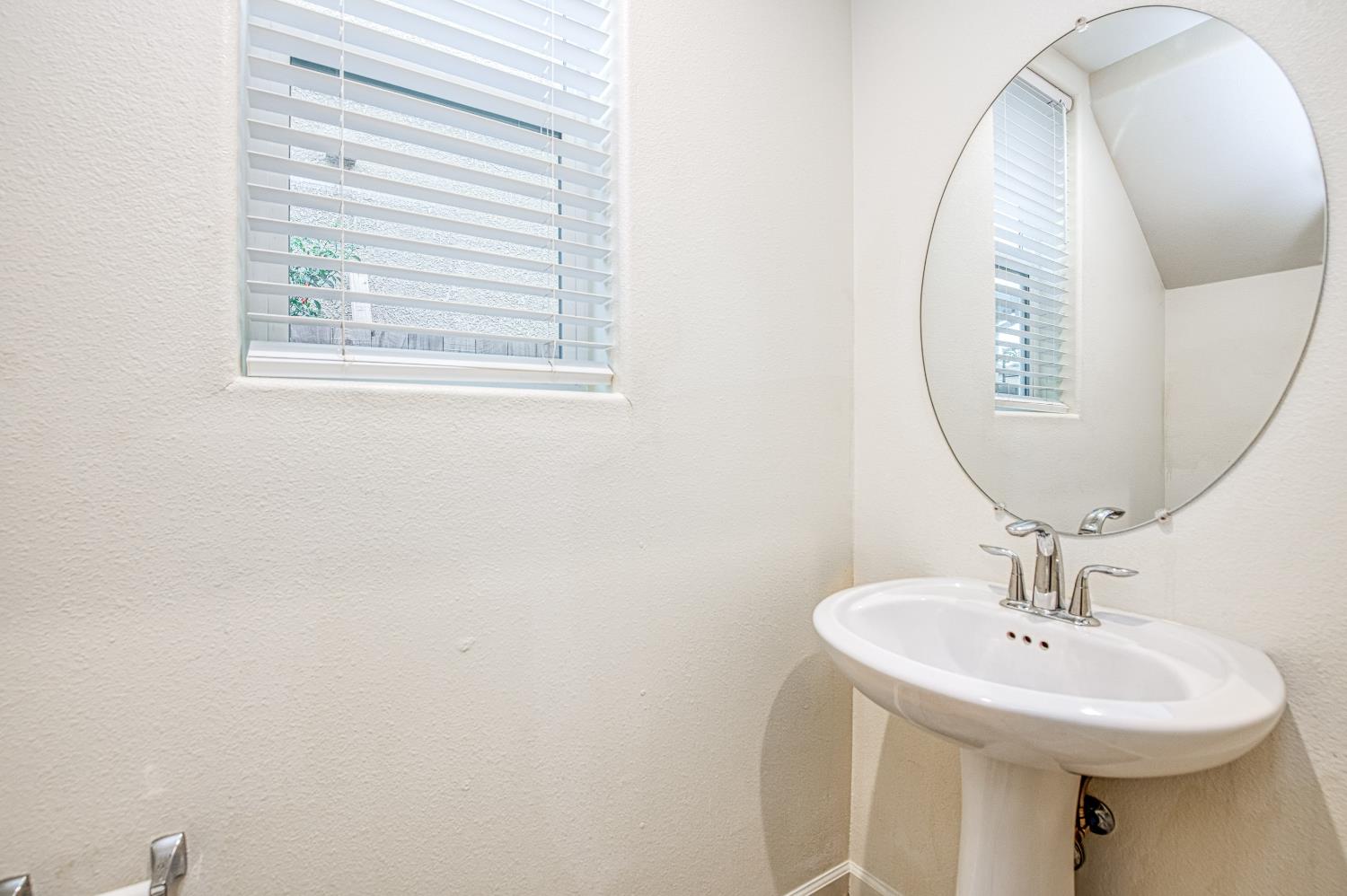 5450 W Santa Barbara Dr, Fresno, CA 93722