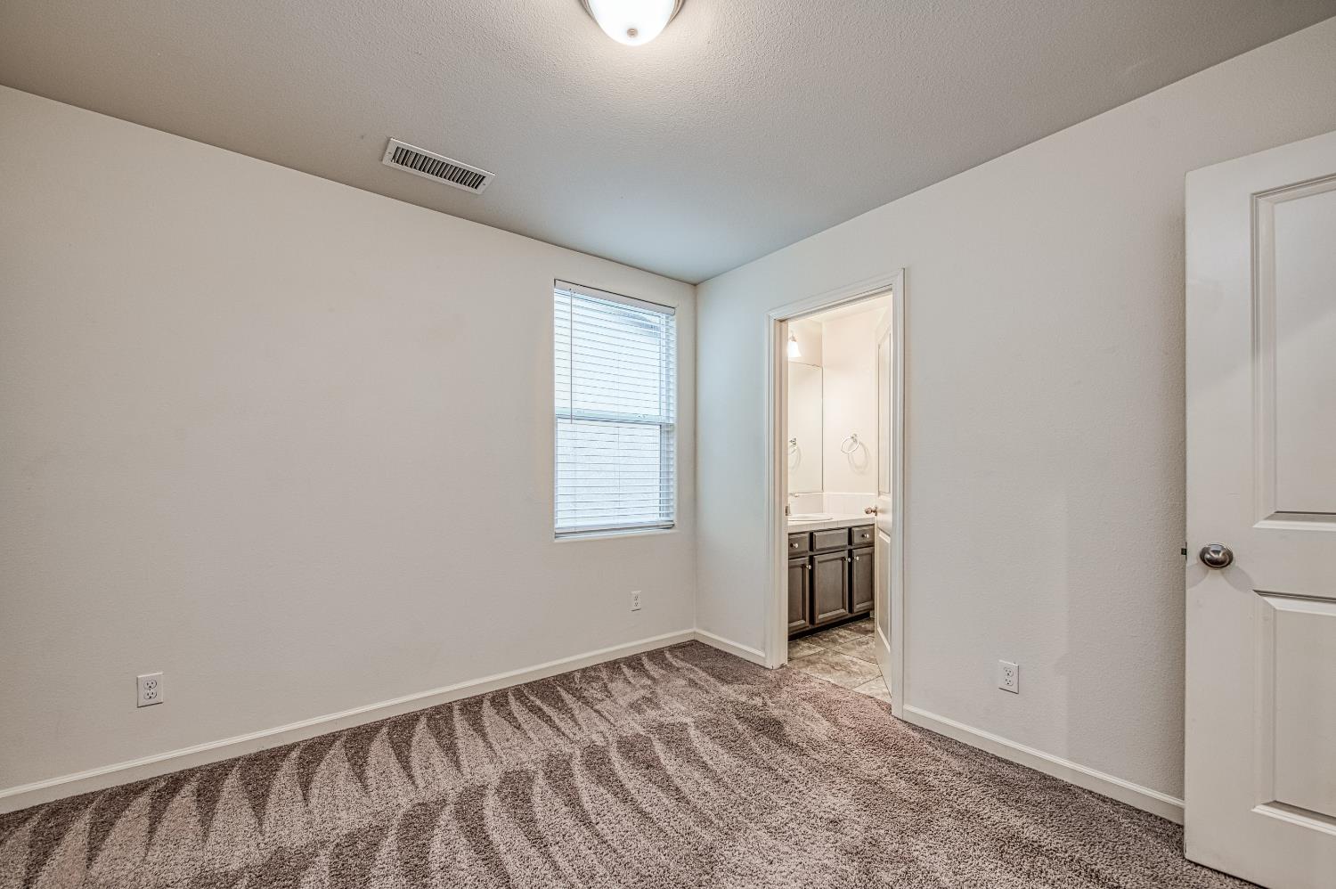 5450 W Santa Barbara Dr, Fresno, CA 93722