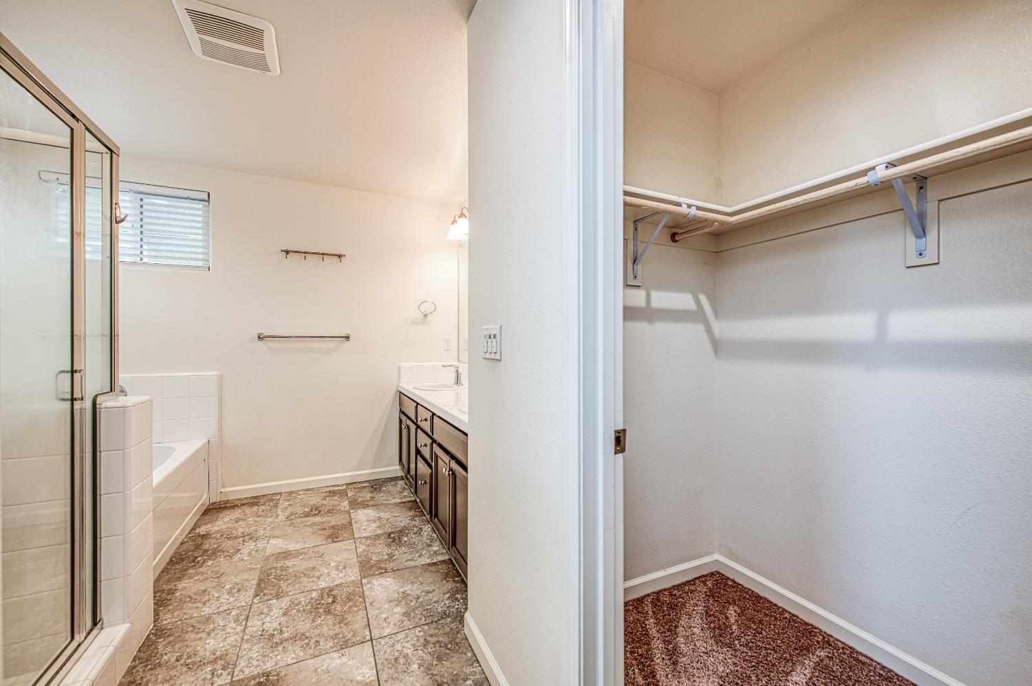 5450 W Santa Barbara Dr, Fresno, CA 93722