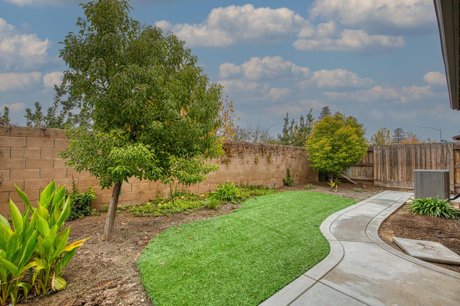 5450 W Santa Barbara Dr, Fresno, CA 93722