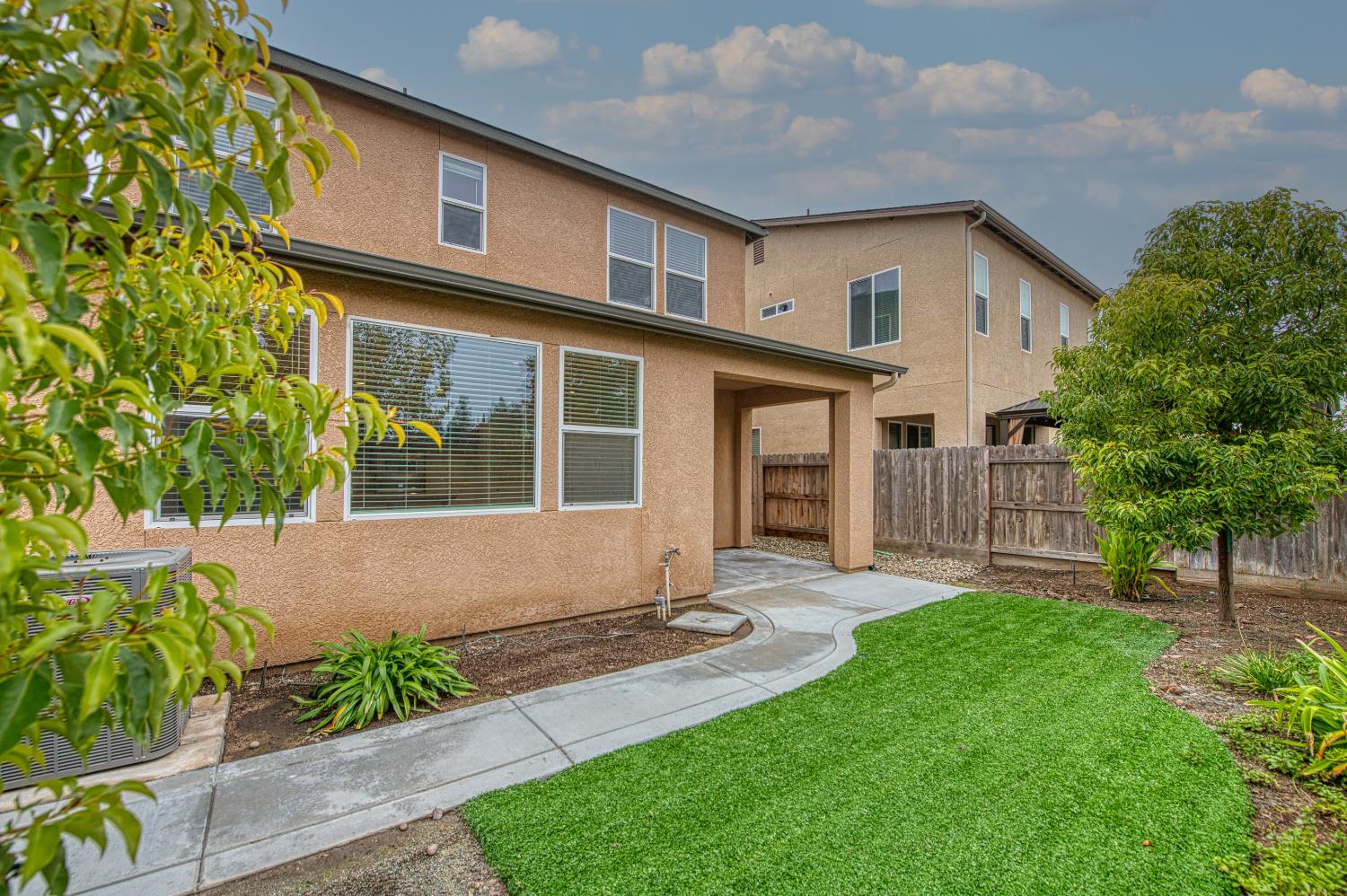 5450 W Santa Barbara Dr, Fresno, CA 93722