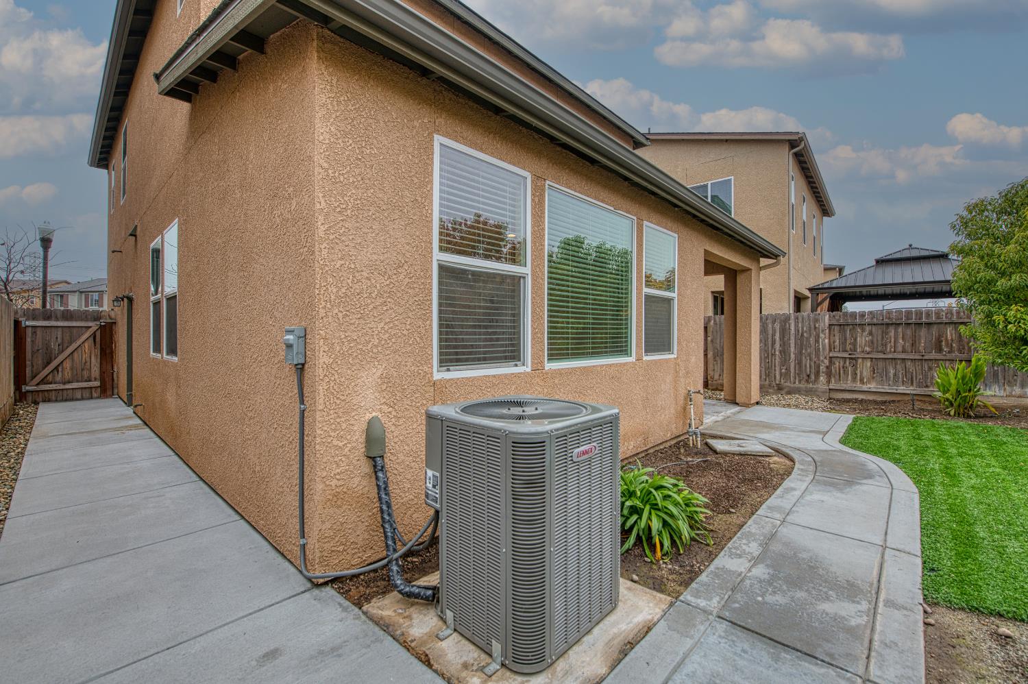 5450 W Santa Barbara Dr, Fresno, CA 93722