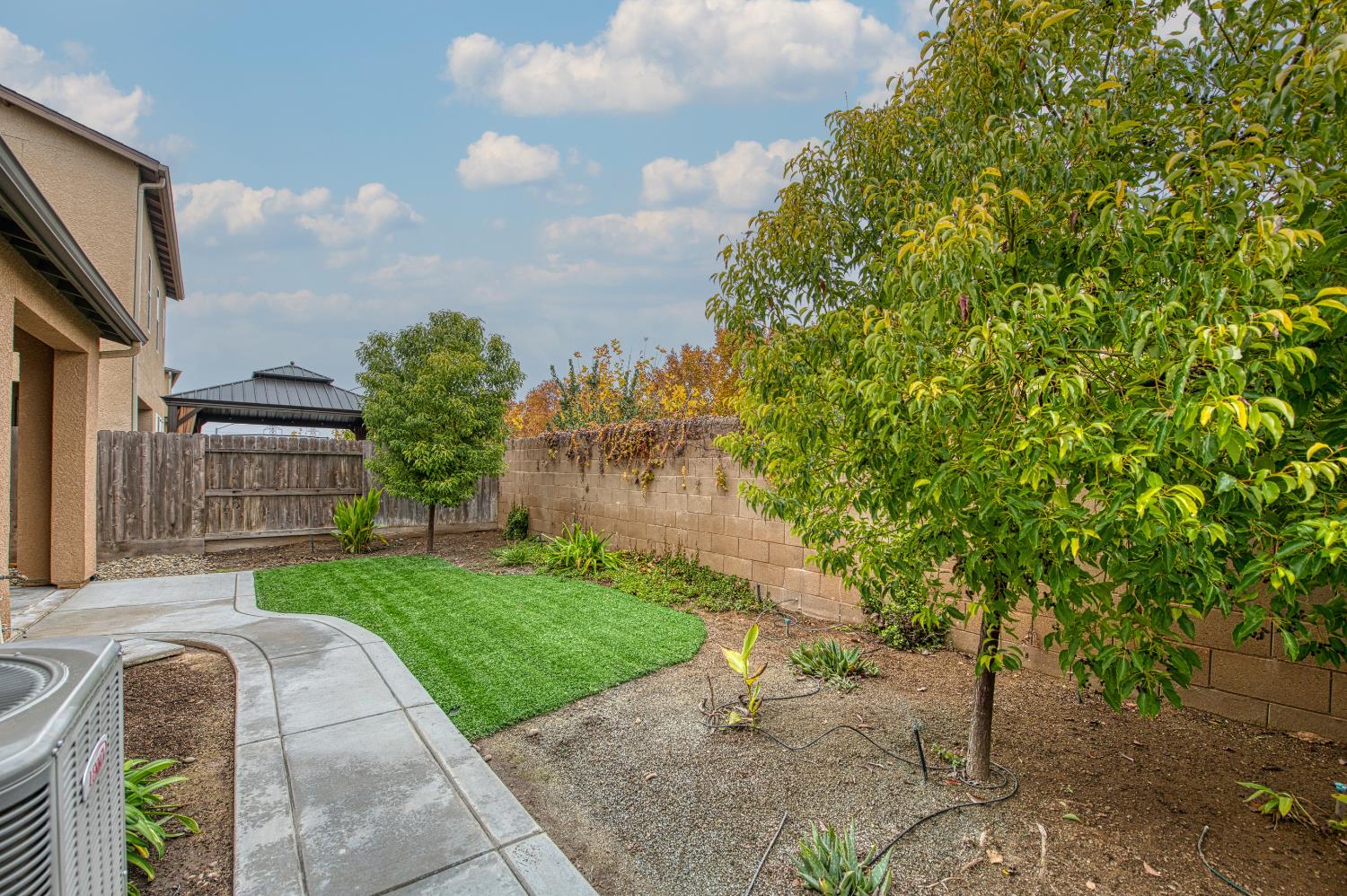 5450 W Santa Barbara Dr, Fresno, CA 93722