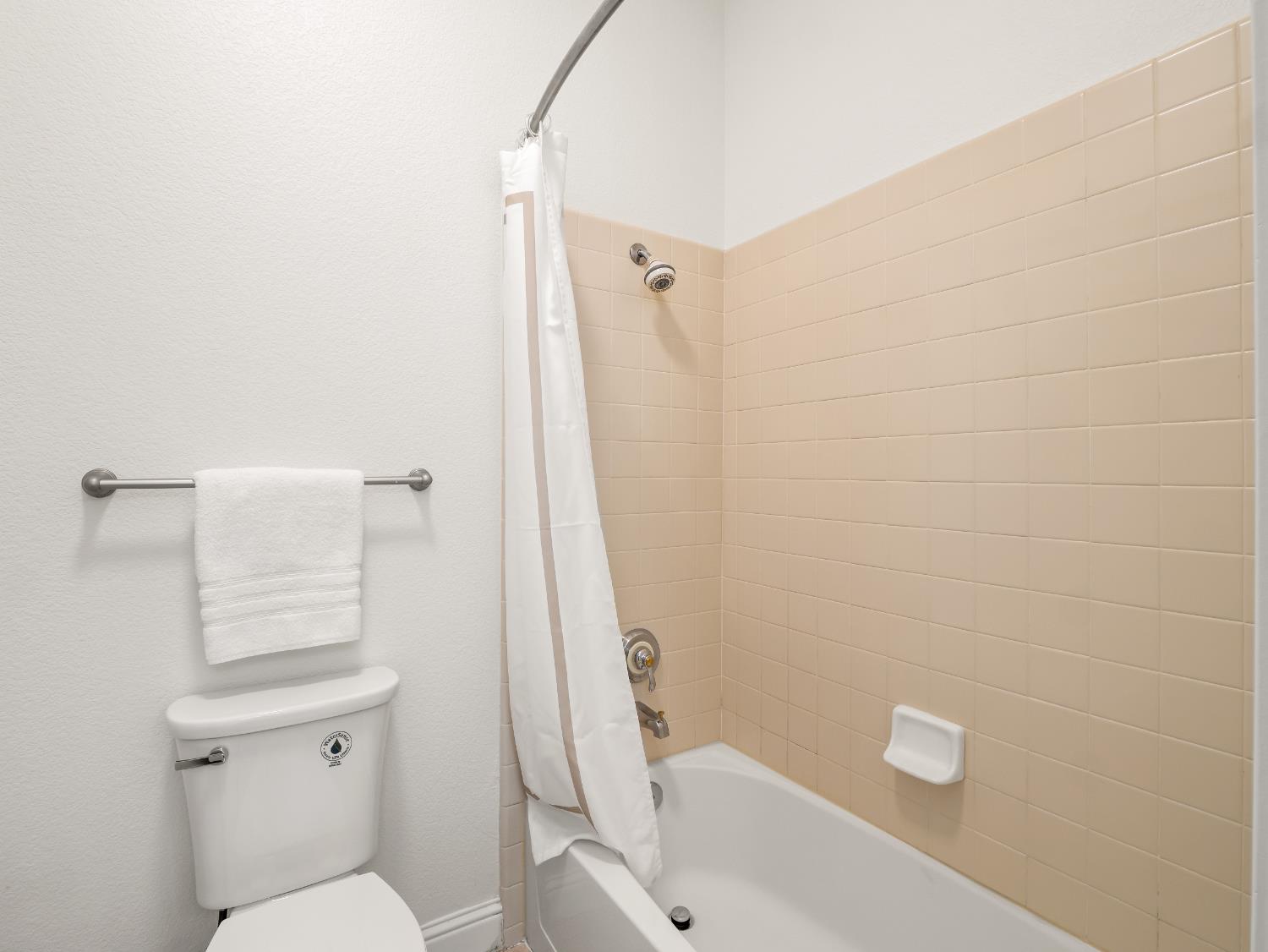 8683 N Richelle Ave, Fresno, CA 93720