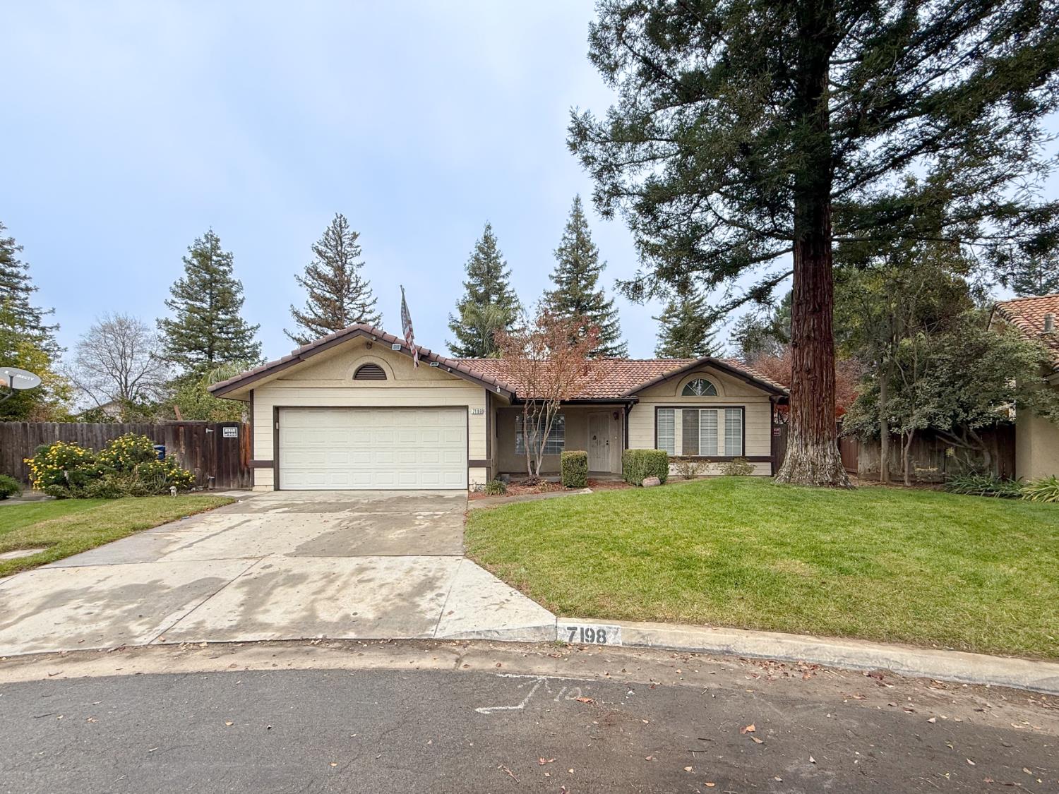 7198 N Ivanhoe Ave, Fresno, CA 93722
