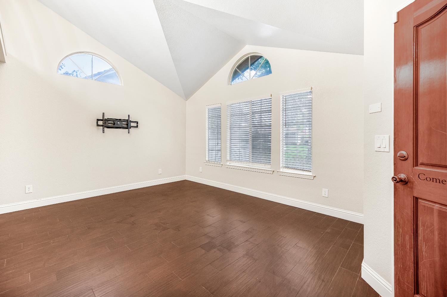 7198 N Ivanhoe Ave, Fresno, CA 93722