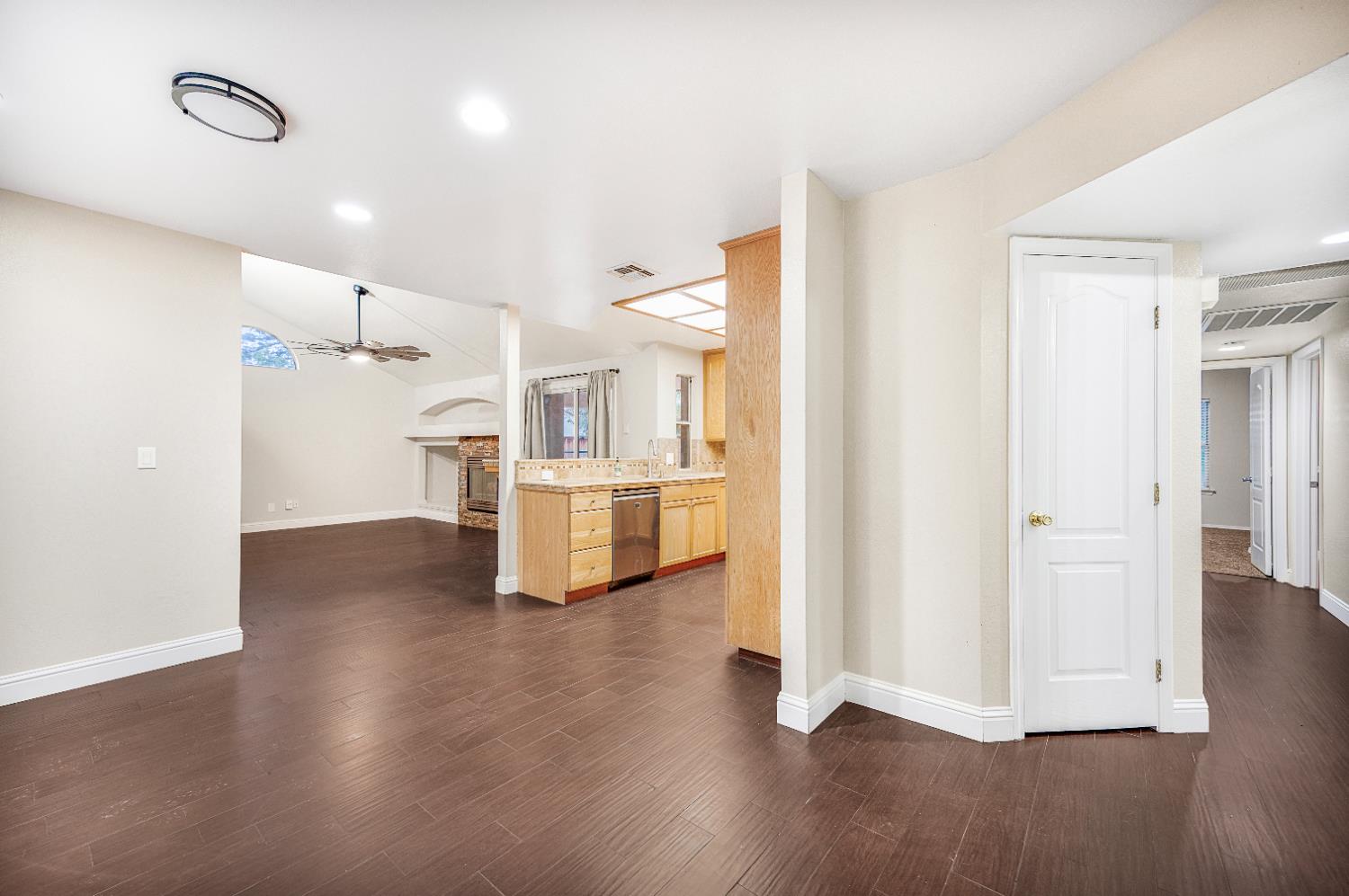 7198 N Ivanhoe Ave, Fresno, CA 93722