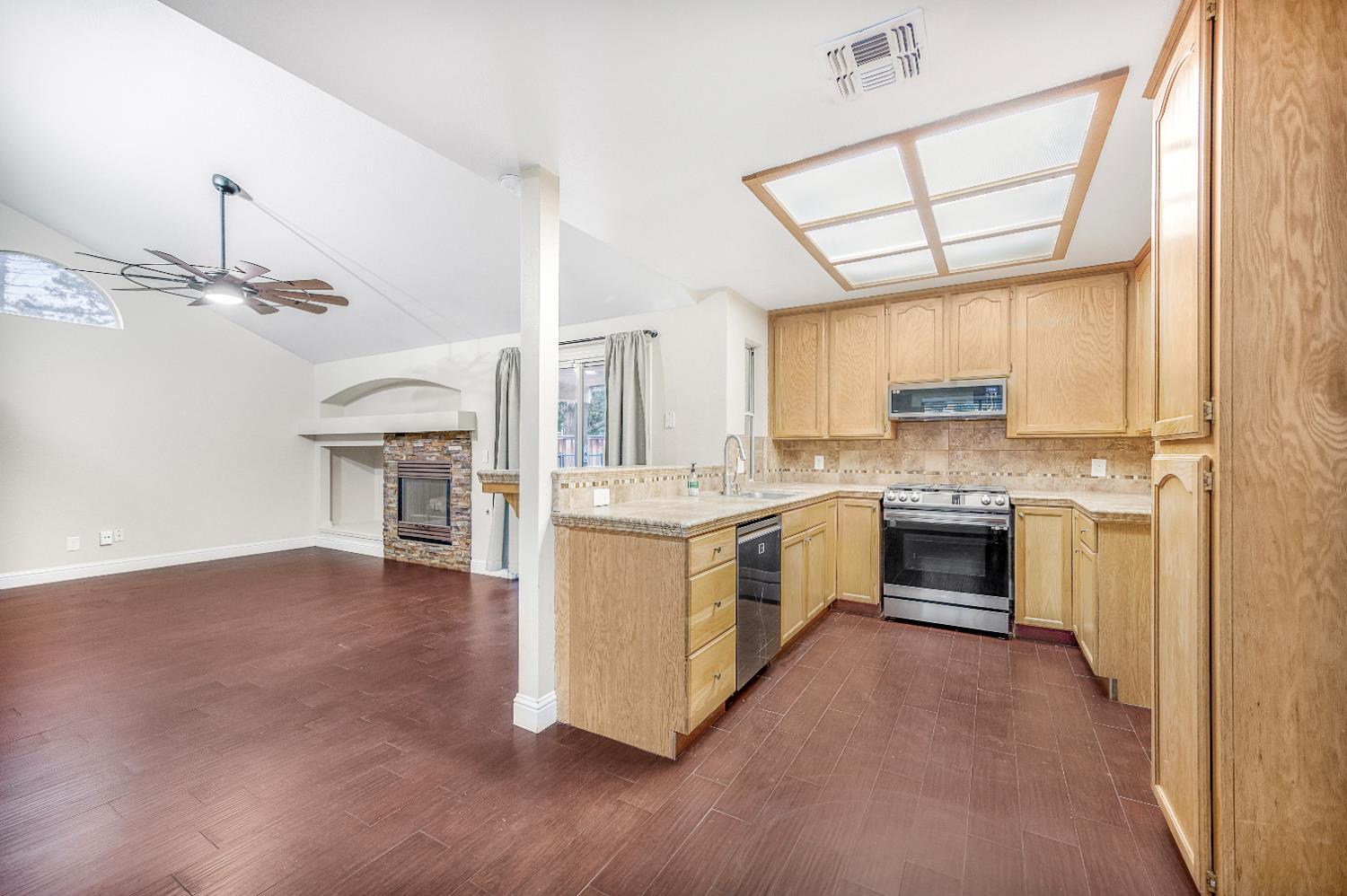 7198 N Ivanhoe Ave, Fresno, CA 93722