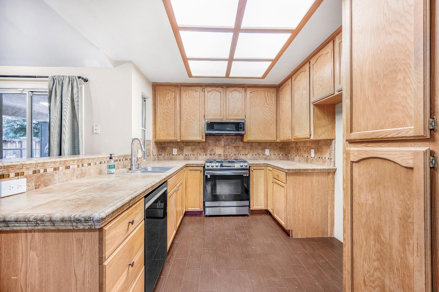 7198 N Ivanhoe Ave, Fresno, CA 93722