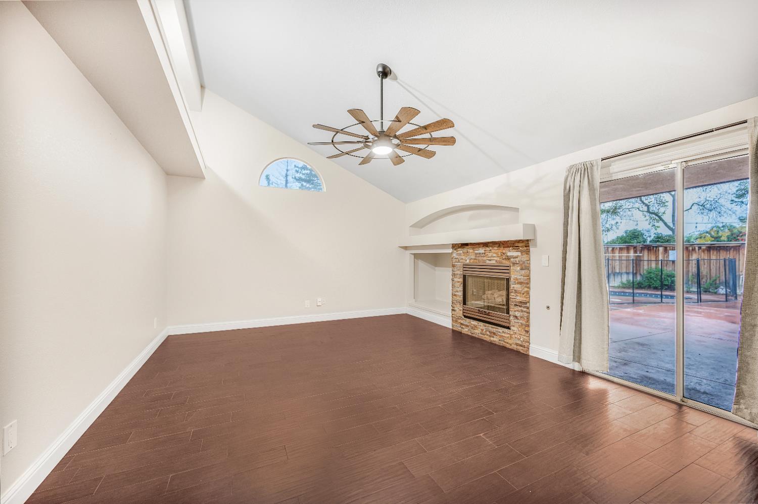 7198 N Ivanhoe Ave, Fresno, CA 93722