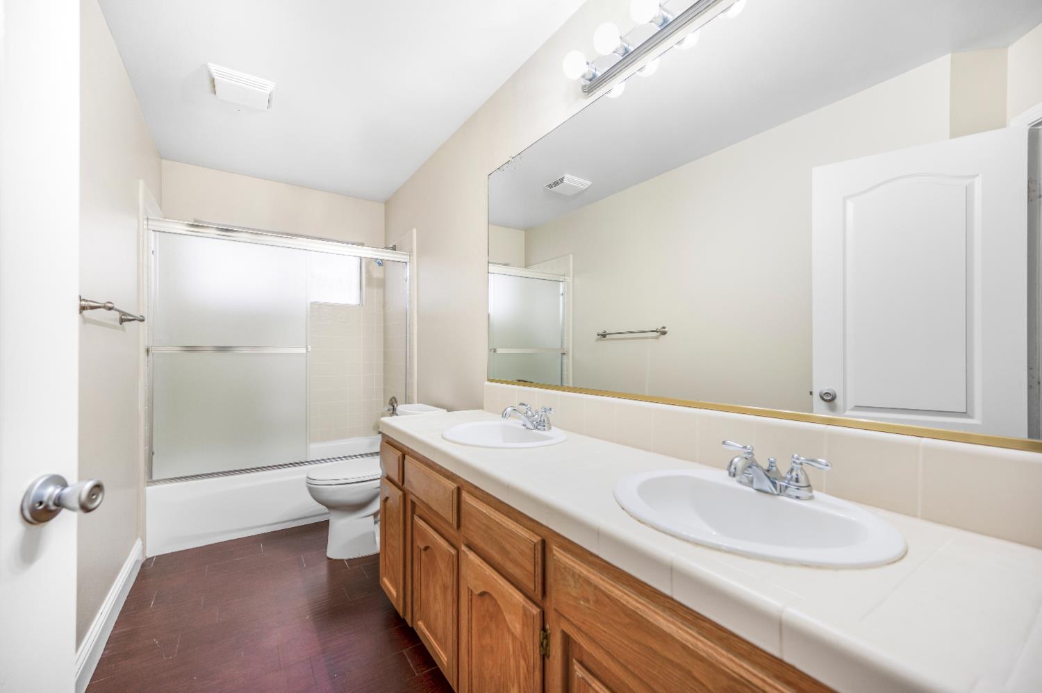 7198 N Ivanhoe Ave, Fresno, CA 93722