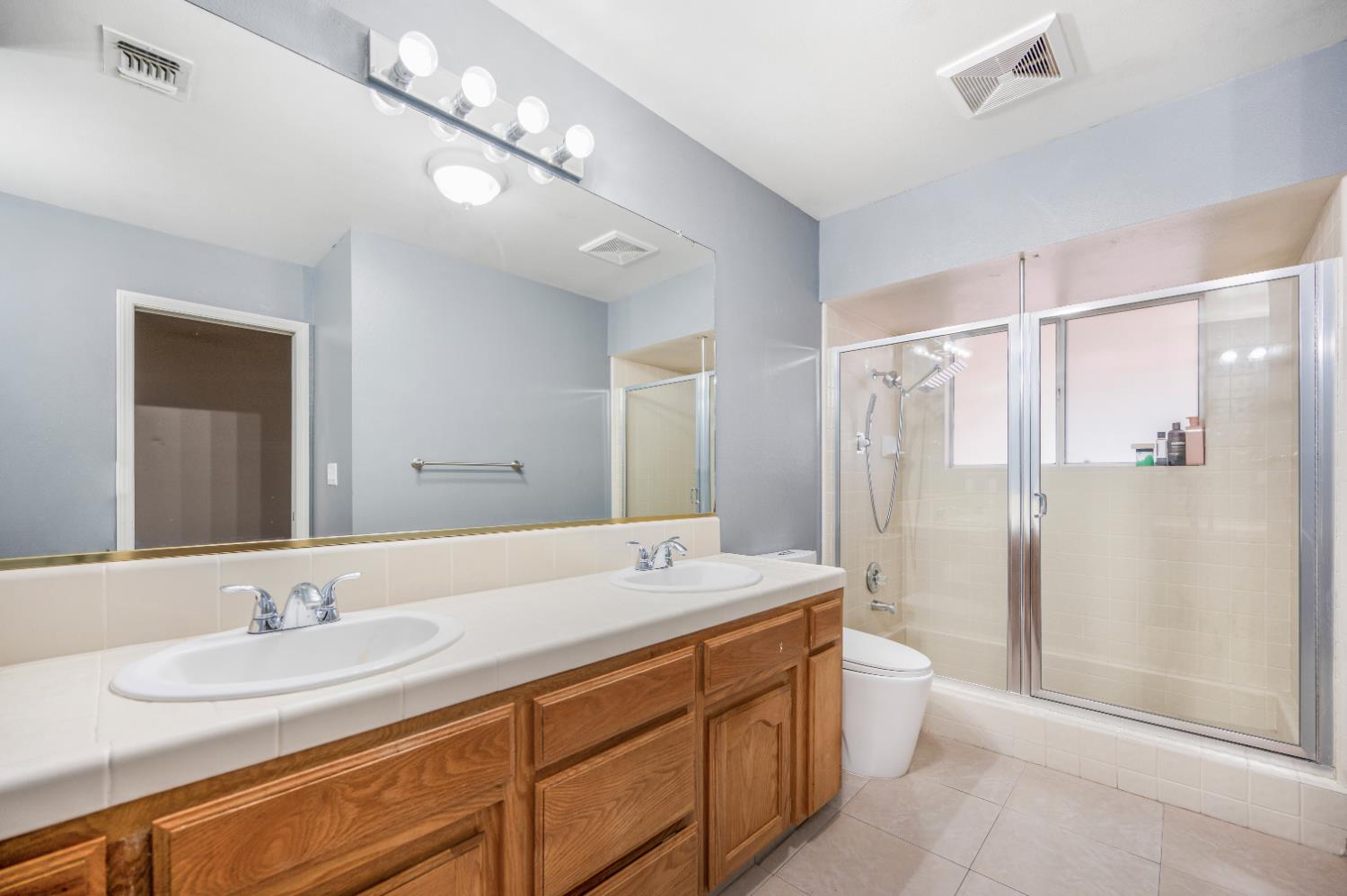 7198 N Ivanhoe Ave, Fresno, CA 93722