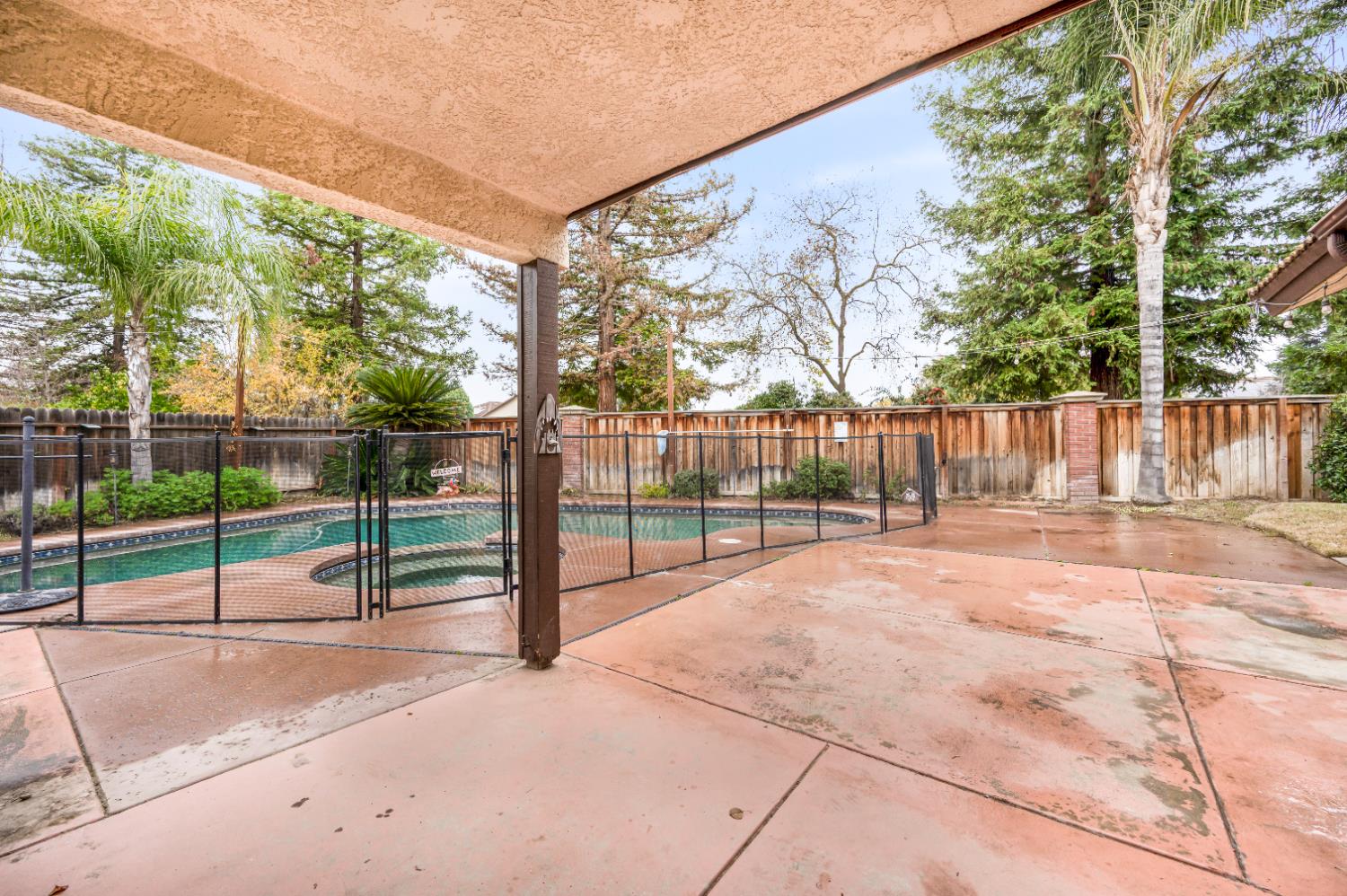 7198 N Ivanhoe Ave, Fresno, CA 93722