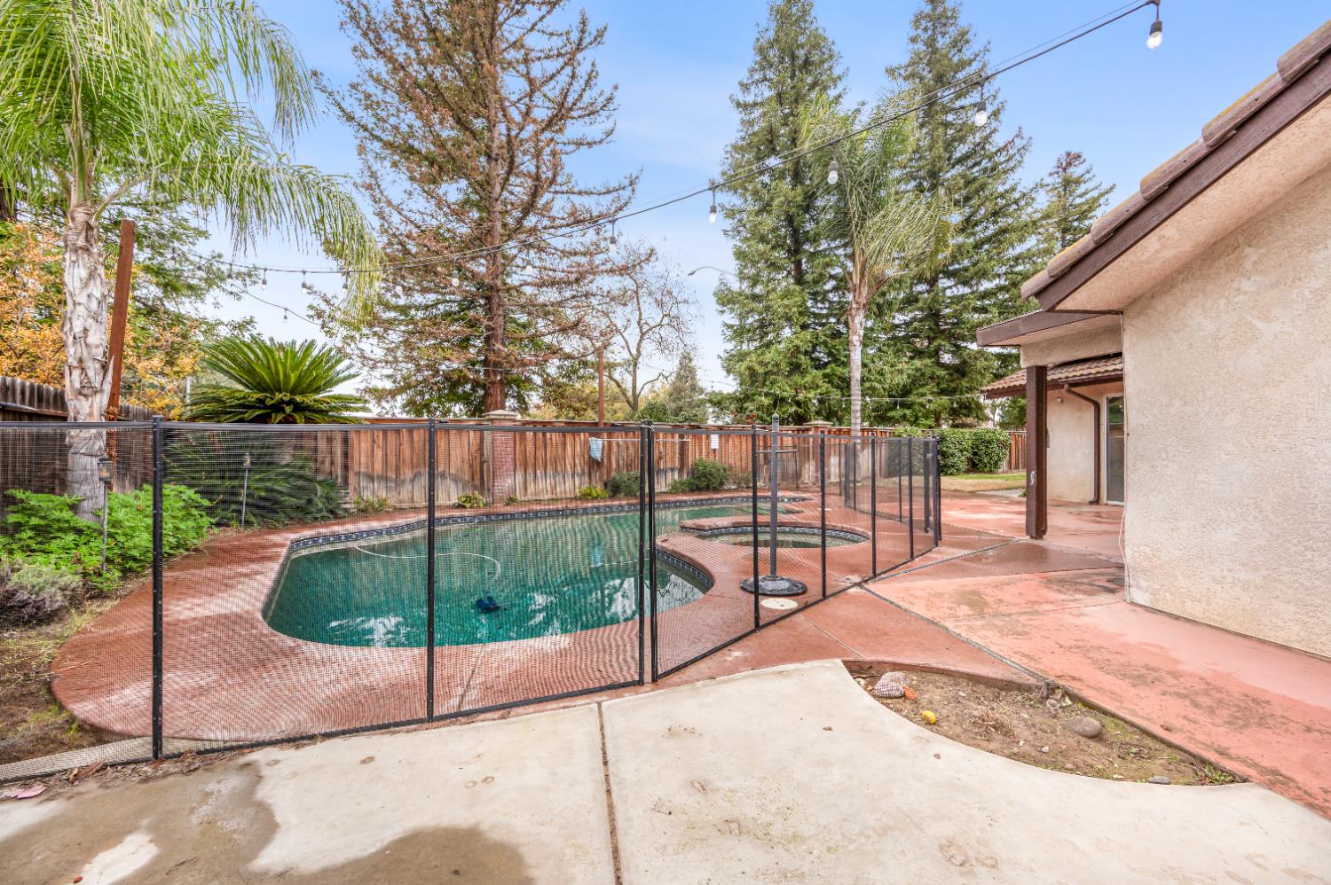 7198 N Ivanhoe Ave, Fresno, CA 93722