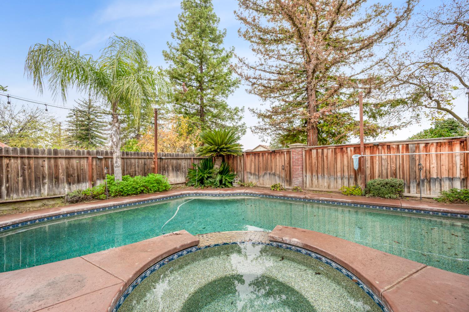 7198 N Ivanhoe Ave, Fresno, CA 93722