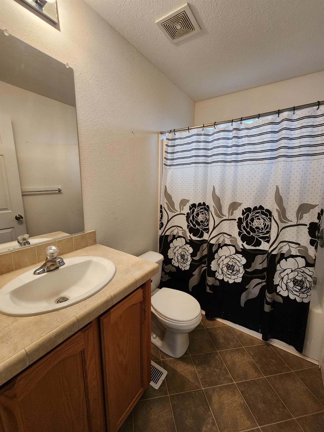 3723 W Central Ave W, Fresno, CA 93706