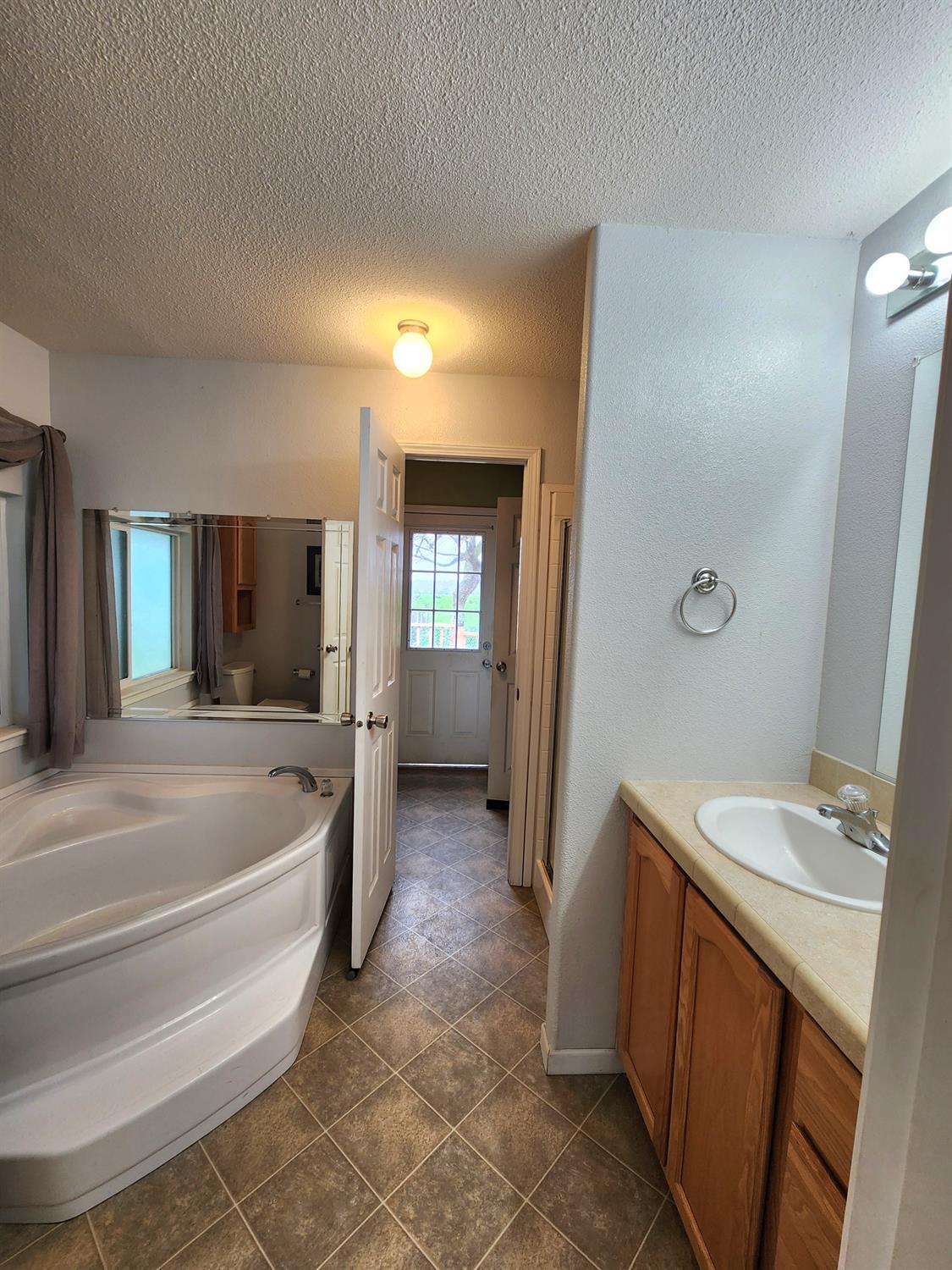 3723 W Central Ave W, Fresno, CA 93706