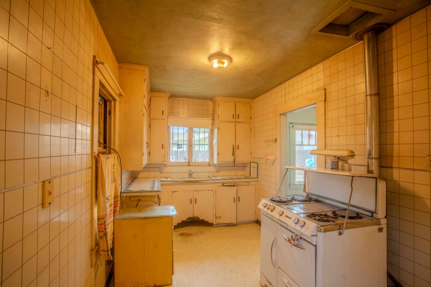 1007 E Michigan Ave, Fresno, CA 93704