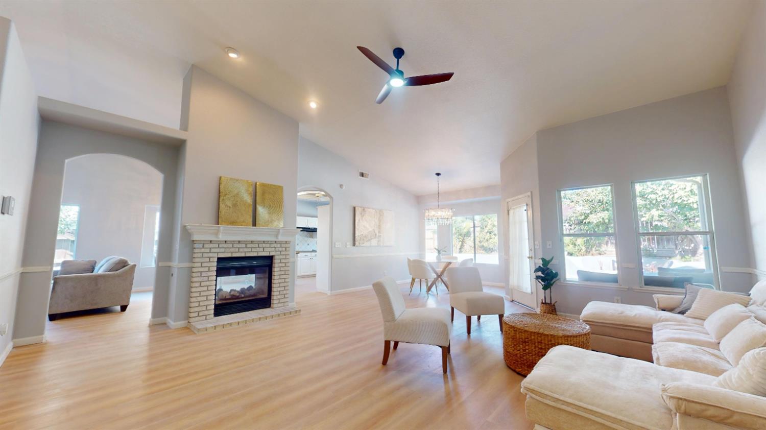 2944 E Christopher Dr, Fresno, CA 93720