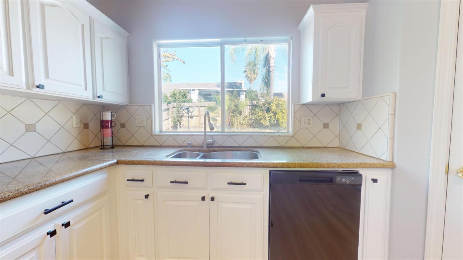 2944 E Christopher Dr, Fresno, CA 93720