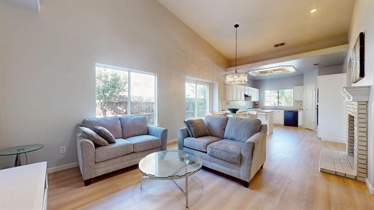 2944 E Christopher Dr, Fresno, CA 93720