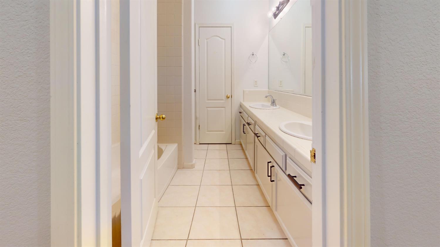 2944 E Christopher Dr, Fresno, CA 93720