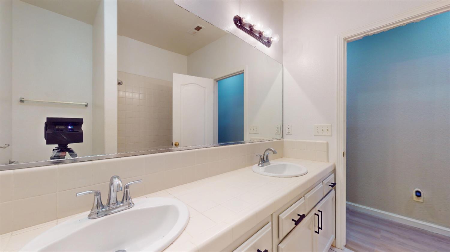 2944 E Christopher Dr, Fresno, CA 93720