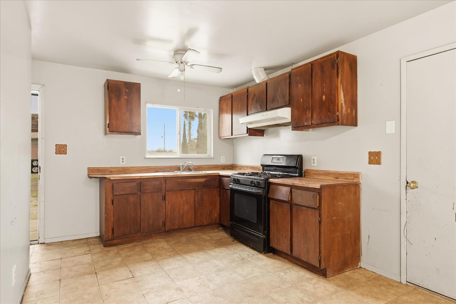 185 E Fantz Ave, Fresno, CA 93706