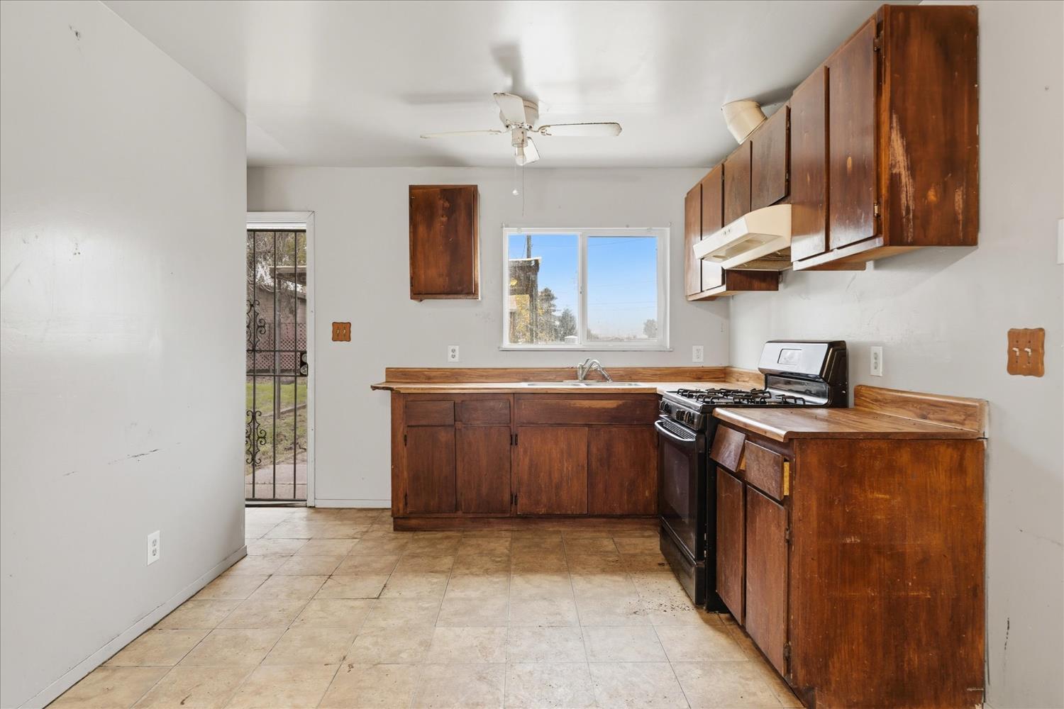 185 E Fantz Ave, Fresno, CA 93706