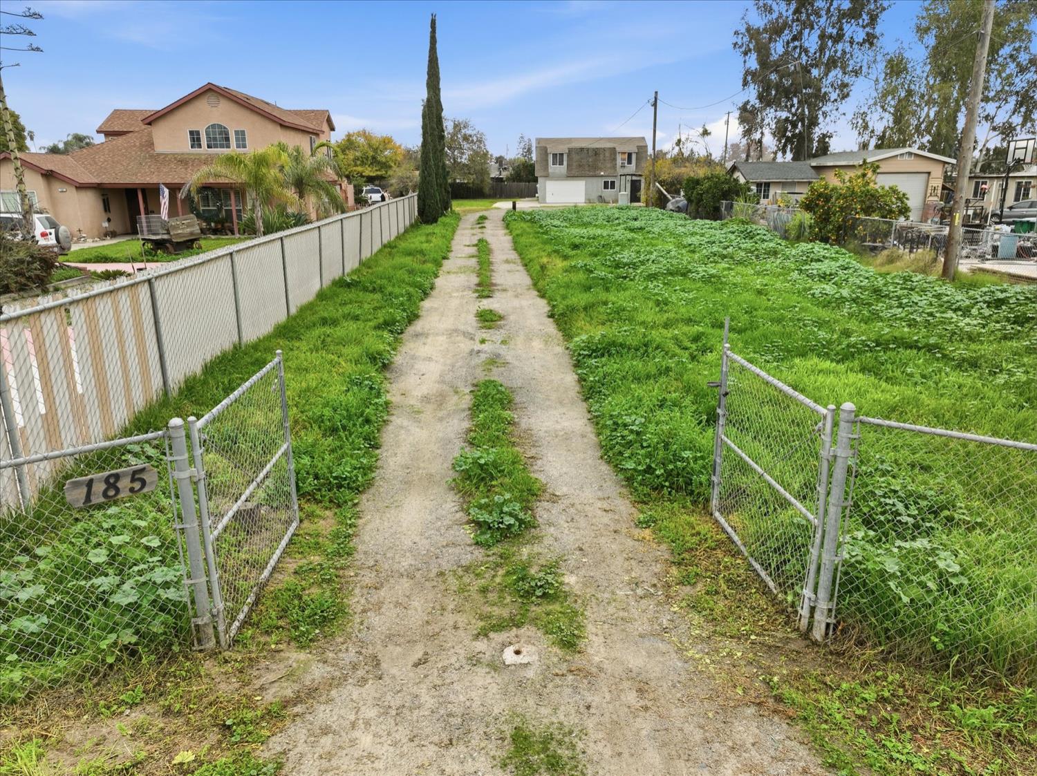 185 E Fantz Ave, Fresno, CA 93706