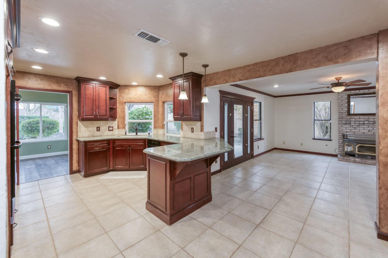 809 E Catalina Cir, Fresno, CA 93730