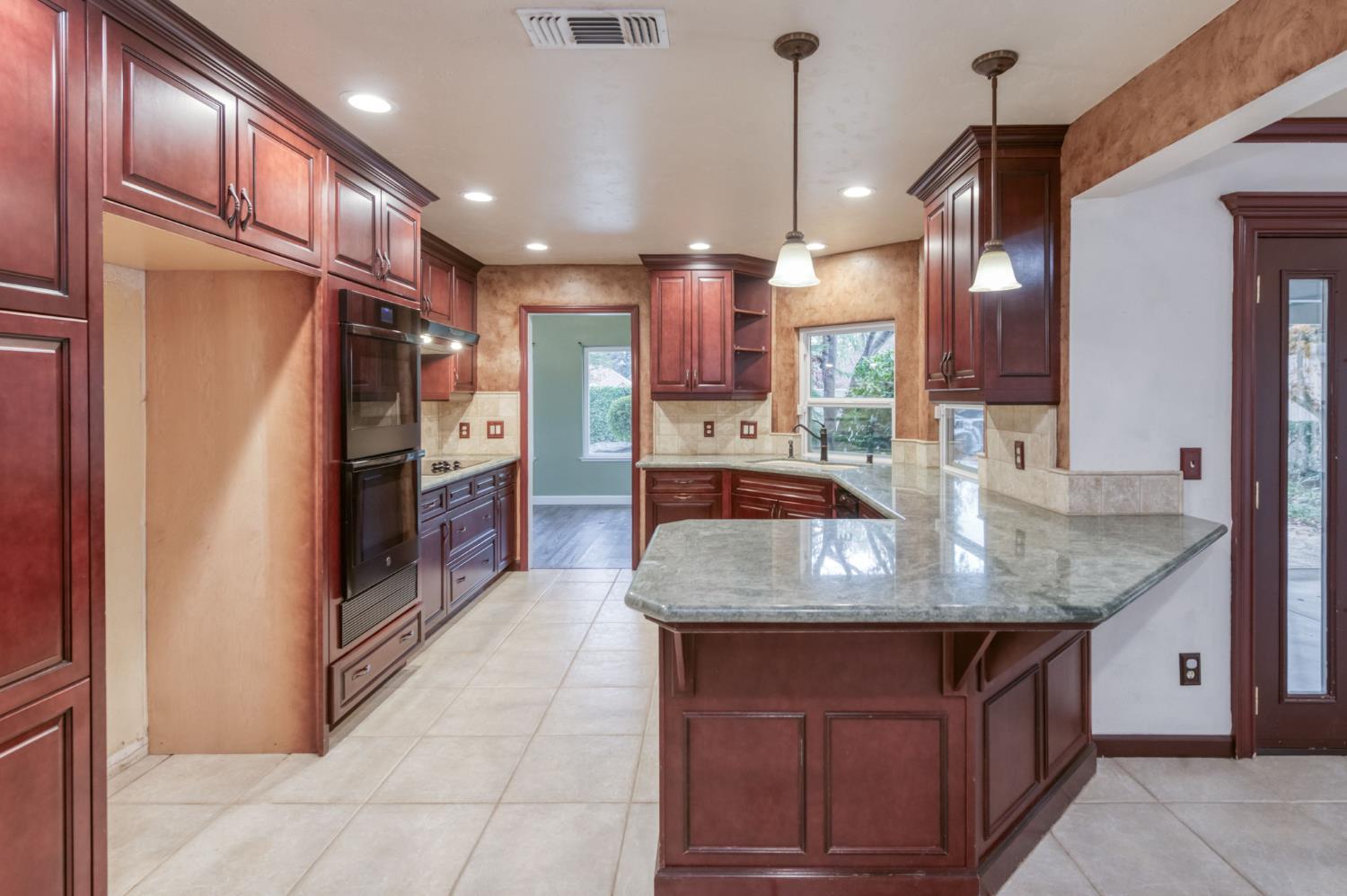 809 E Catalina Cir, Fresno, CA 93730