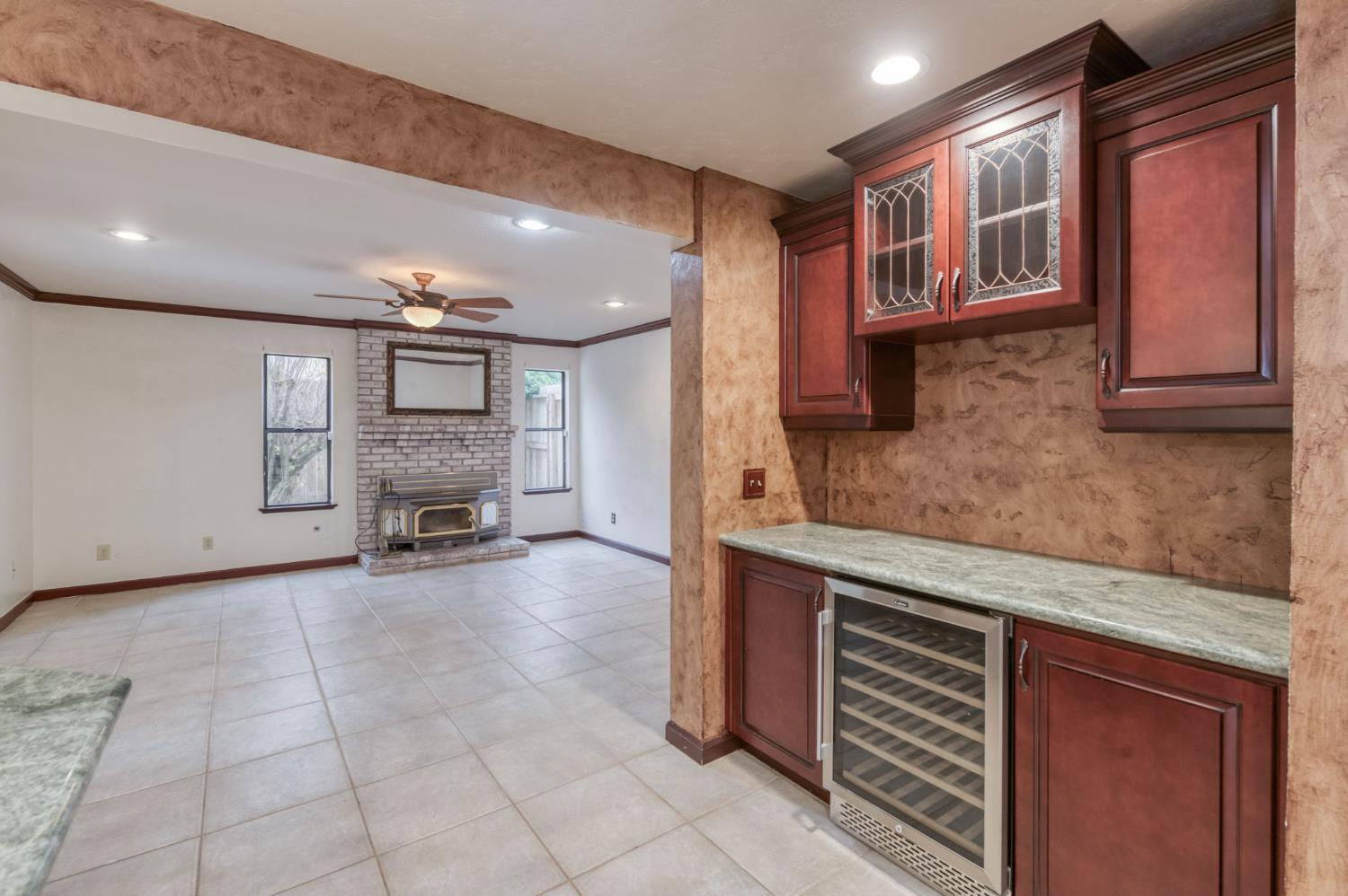 809 E Catalina Cir, Fresno, CA 93730