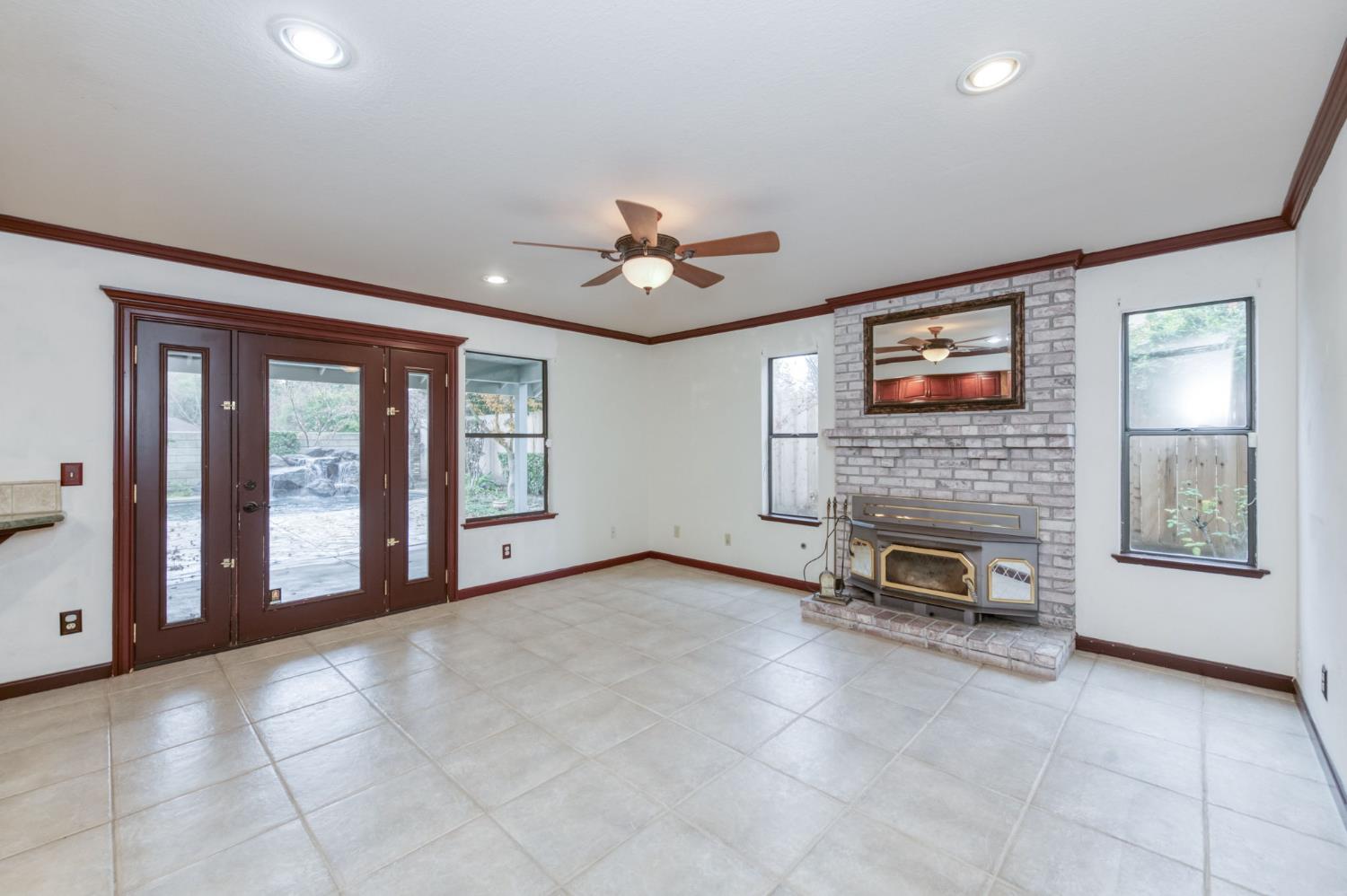 809 E Catalina Cir, Fresno, CA 93730