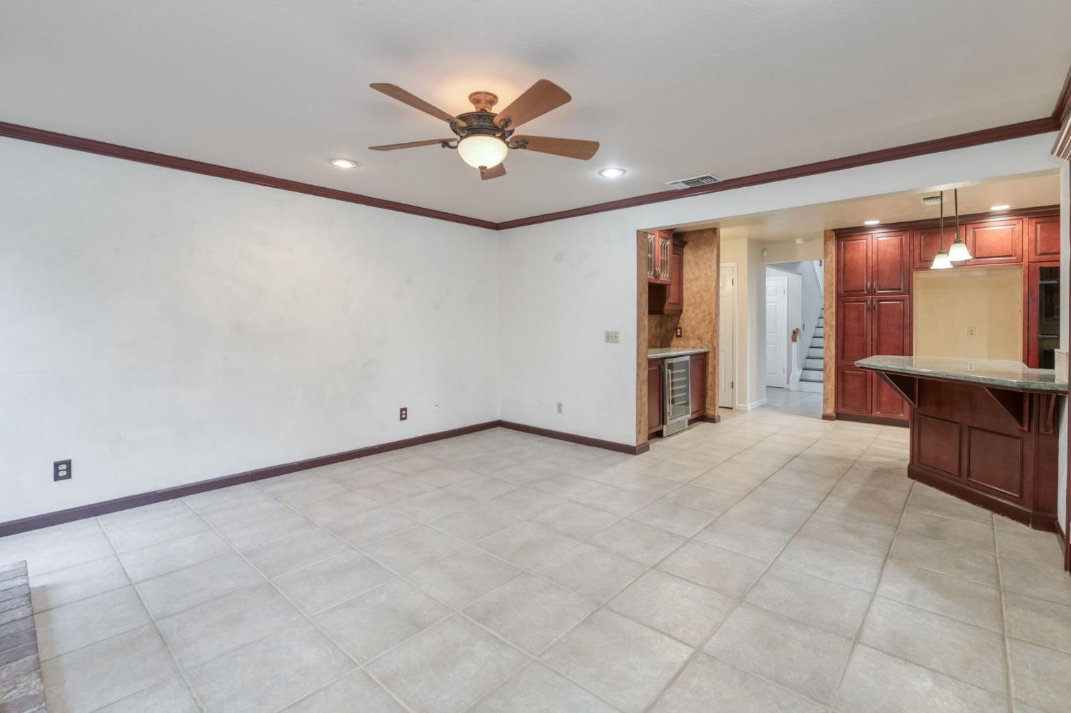 809 E Catalina Cir, Fresno, CA 93730