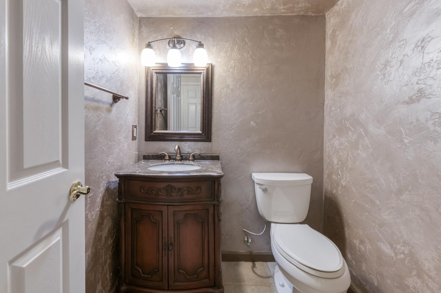 809 E Catalina Cir, Fresno, CA 93730