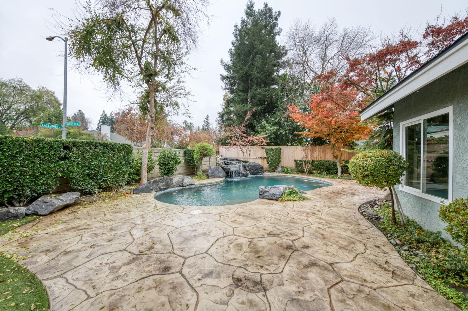 809 E Catalina Cir, Fresno, CA 93730