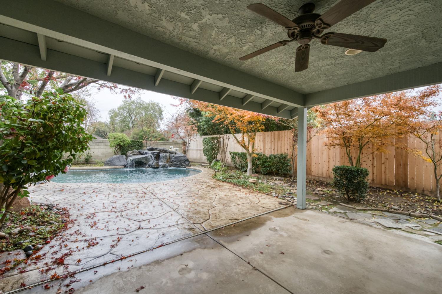 809 E Catalina Cir, Fresno, CA 93730